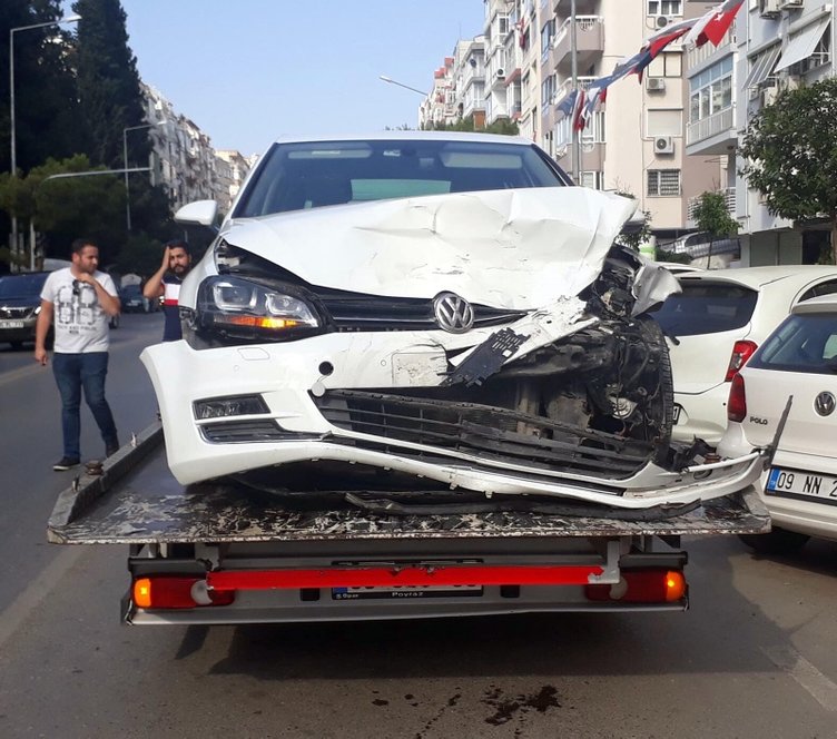 İzmir Konak’ta otomobil ile hafif ticari araç çarpıştı: 2’si çocuk 4 yaralı