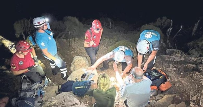 Tarihi yolda mahsur kalan 3 kişiyi jandarma kurtardı