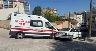 Ambulansla otomobil çarpıştı: 2 sağlık görevlisi yaralandı
