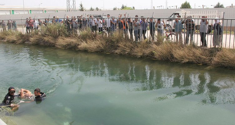 Ceset başında çay keyfi