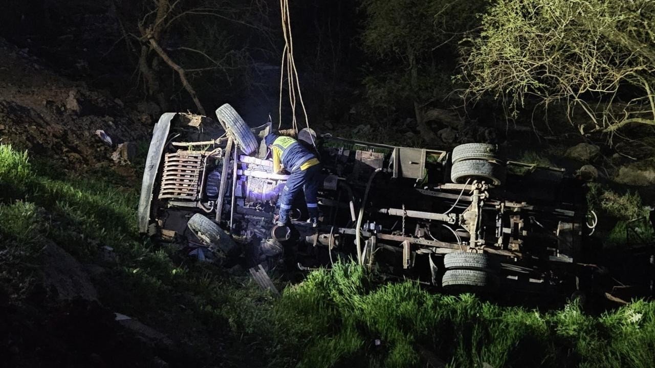 Balıkesir'de feci kaza: Kamyonet şarampole devrildi: 1 ölü