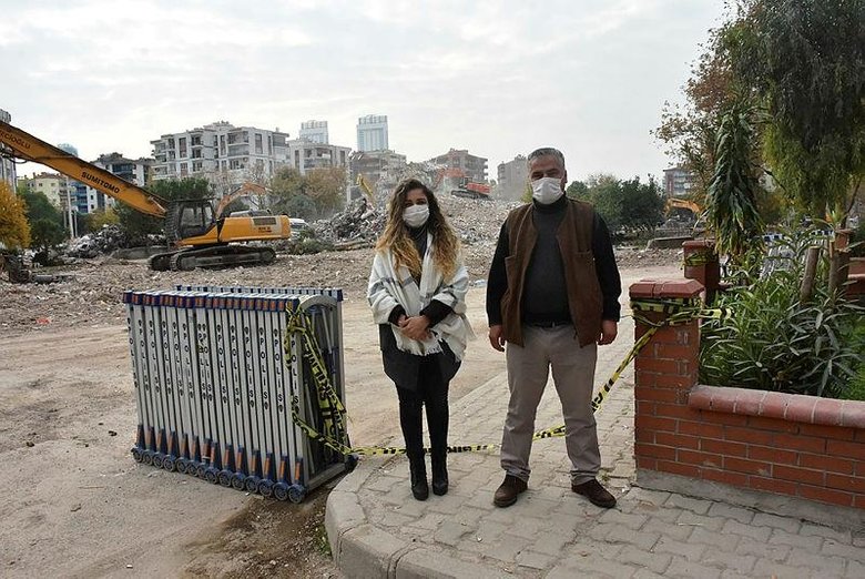 Depremde hasar gören binaların yıkımından yükselen toza esnaf tepkisi