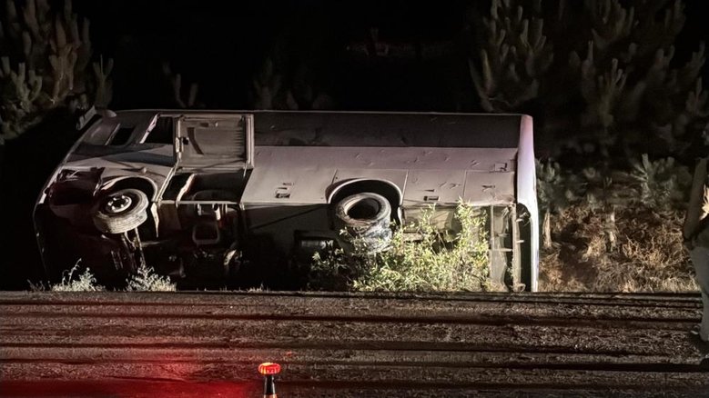 Afyonkarahisar’da midibüs devrildi: Çok sayıda yaralı var