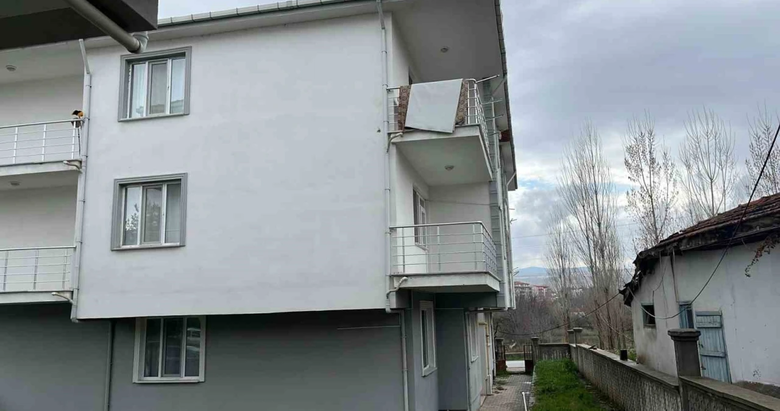 Balkondan düşen Alzheimer hastası hayatını kaybetti