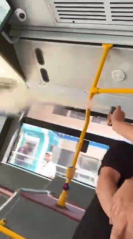 İETT otobüsünde kavga çıktı: Yolcu biber gazı sıkınca vatandaşlar zor anlar yaşadı!