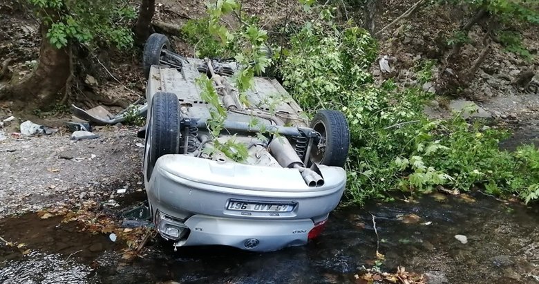 Virajı alamayan otomobil dere yatağına düştü