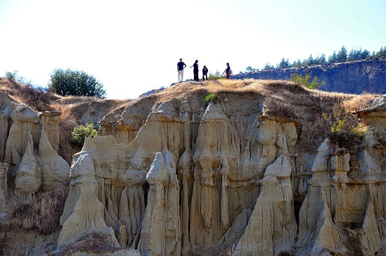 Manisa’nın Kapadokya’sı Kula Peribacaları görenleri büyüledi!