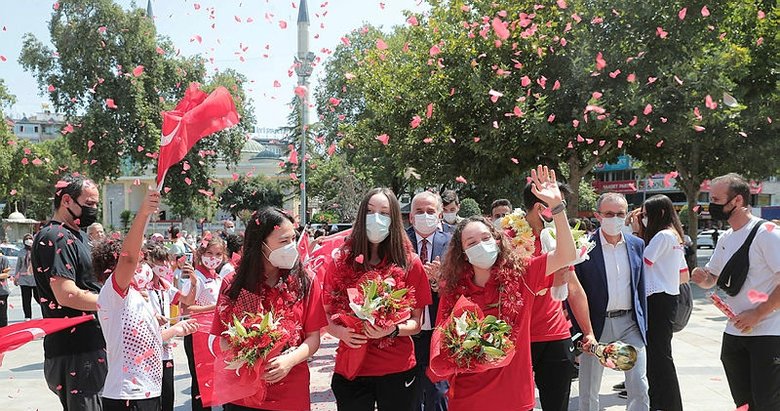 Denizli’nin altın kızları çiçeklerle karşılandı