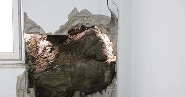 Kaya parçası evin duvarına saplandı!