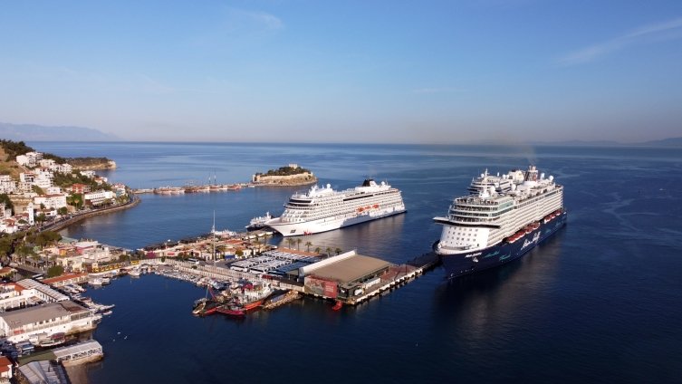 Kuşadası’nda kruvaziyer bereketi! 2 günde 11 gemi yanaştı