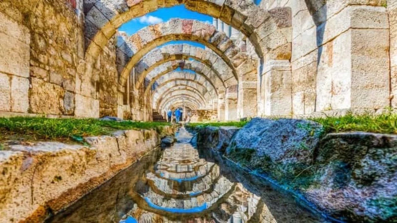 İzmir'in göbeğinde 2 bin yıllık gizem: Agora