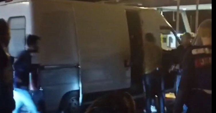 İzmir’de ekiplerden kaçak göçmen operasyonu! Durdurulan kamyonetin kasasından çıktılar