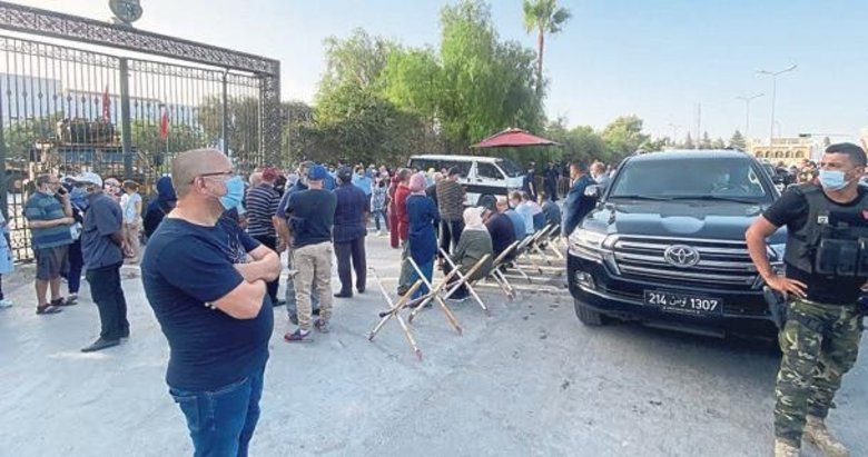 Tunus’ta Cumhurbaşkanı eliyle darbe girişimi
