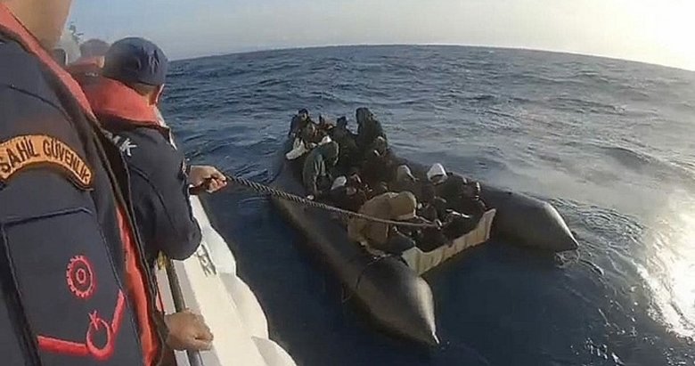 İzmir açıklarında su alan bottaki 1 düzensiz göçmen öldü