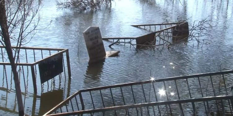 İzmir’de heyelanın vurduğu köy mezarlığı sular altında kaldı
