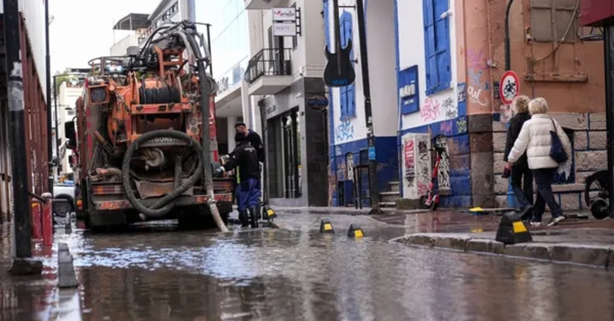 İzmir'de altyapı sınıfta kaldı! Caddeler ve sokaklar göle döndü
