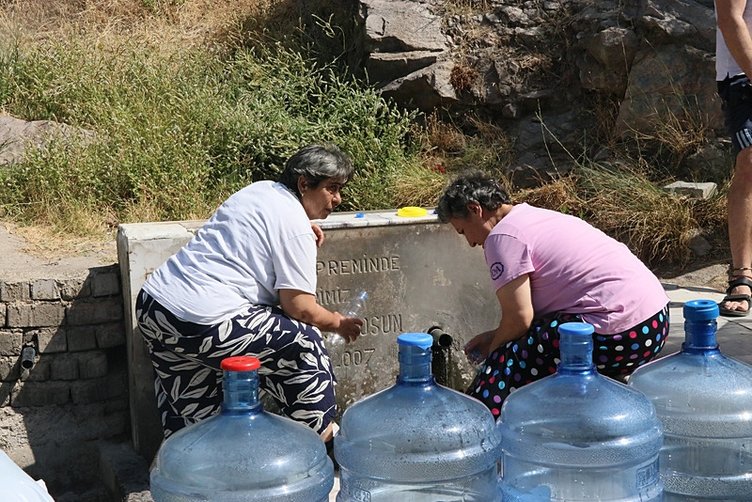 Görüntüler 2025 yılı İzmir’inden! Su için çeşmede uzun kuyruklar oluştu