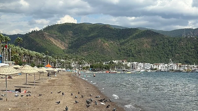 Marmaris’te güneş yeniden göründü! Ekim ayında doyasıya yüzdüler...