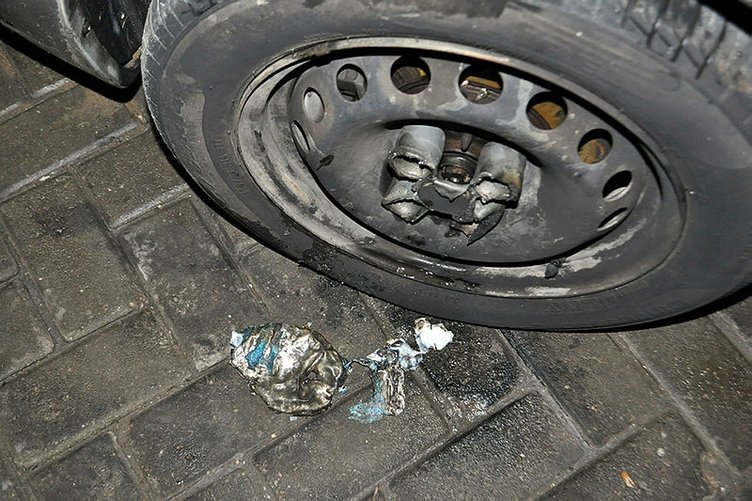 Manisa’da 3 otomobil kundaklandı!