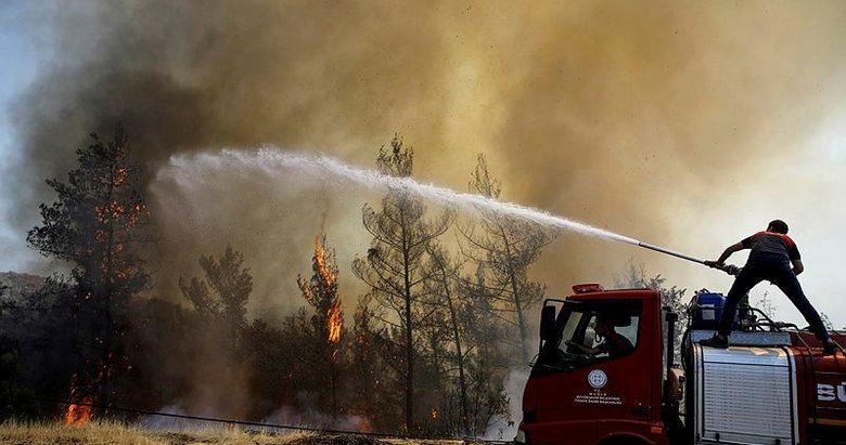 Marmaris ile Köyceğiz’deki orman yangınlarına havadan müdahale yeniden başladı