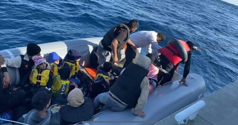 İzmir açıklarında 99 düzensiz göçmen kurtarıldı, 75 göçmen yakalandı