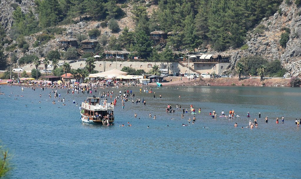 Kızkumu'nun 'prenses' heykeli şimdi de 'küllük' olarak kullanılıyor