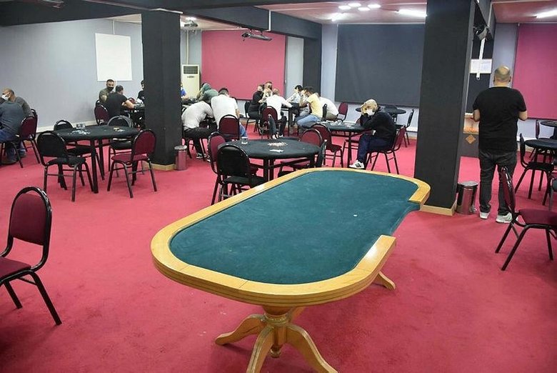 İzmir’de şok baskın! Jandarma duvarı delerek girdi