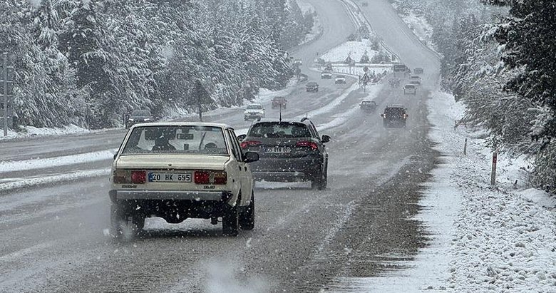 Kar nedeniyle tek yönü kapanan Denizli-Antalya kara yolu ulaşıma açıldı