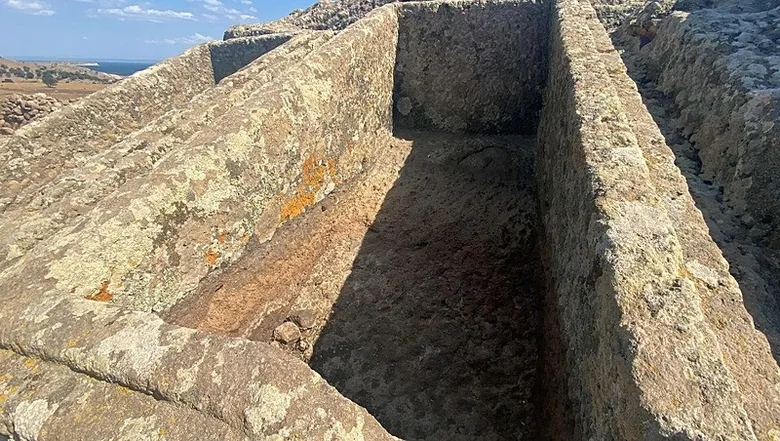 canakkale-gokceadada-2-bin-400-yillik-gizem-dev-kayaya-oyulmus-ikiz-mezarlar-1789221750722.jpeg