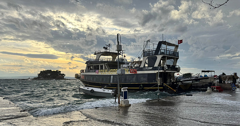 Balıkesir’de deniz karayla birleşti! İşte lodosun etkili olacağı bölgeler