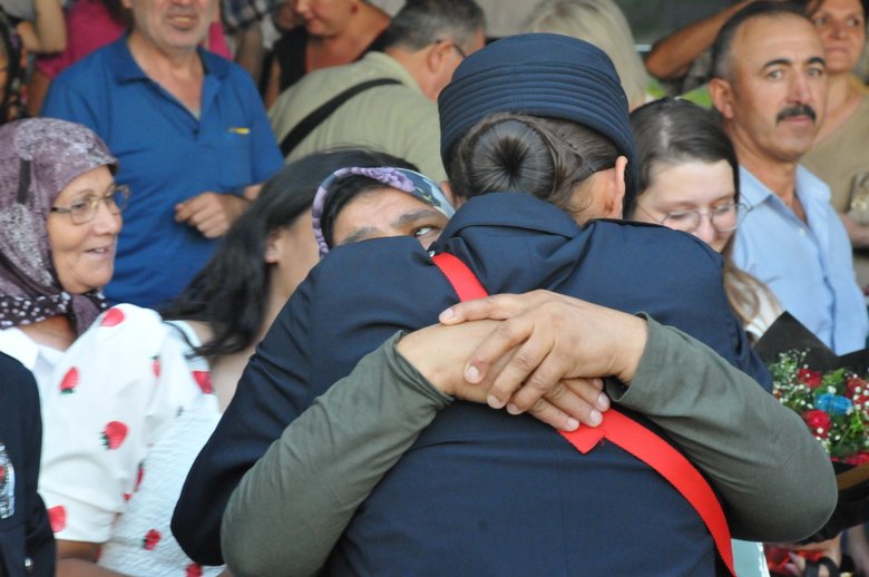 Mezuniyet töreninde sürpriz evlilik teklifi... Kadın polisin çifte mutluluğu...