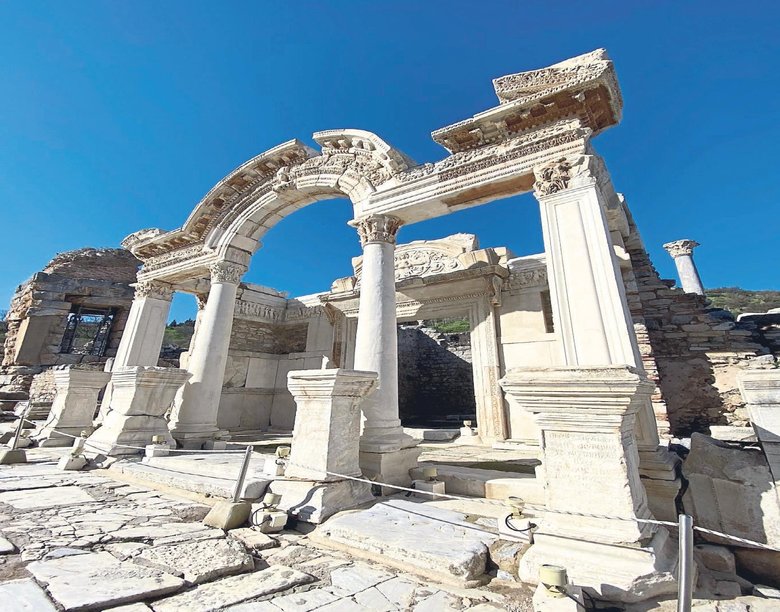 Efes’in sırlarının izinde