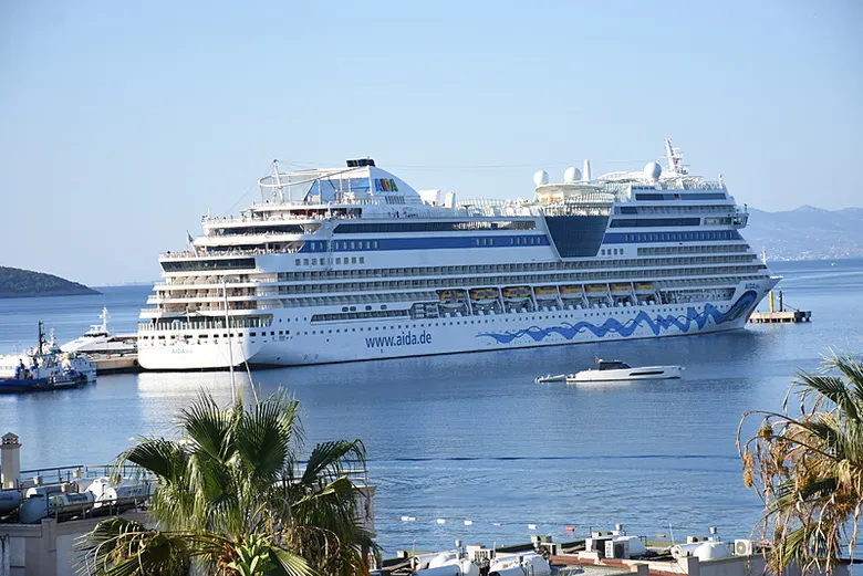 Bodrum’a AIDAblu kruvaziyeriyle 2 bin 243 turist geldi!