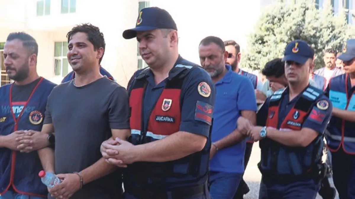 Gülerek girdiği adliye binasında tutuklandı