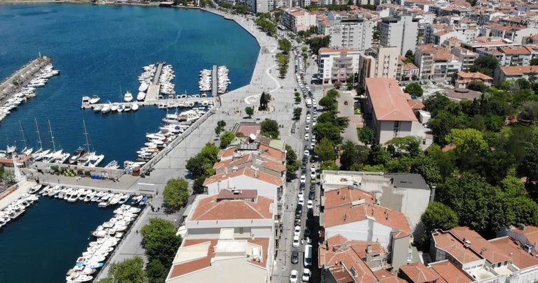 Çanakkale’de bayram sonrası feribot kuyruğunun başı var sonu yok
