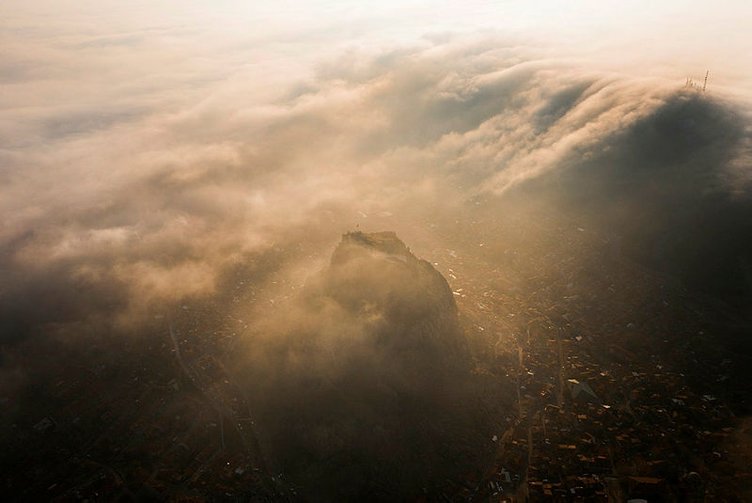 Afyonkarahisar’da Karahisar Kalesi’nde sisli havada eşsiz manzara