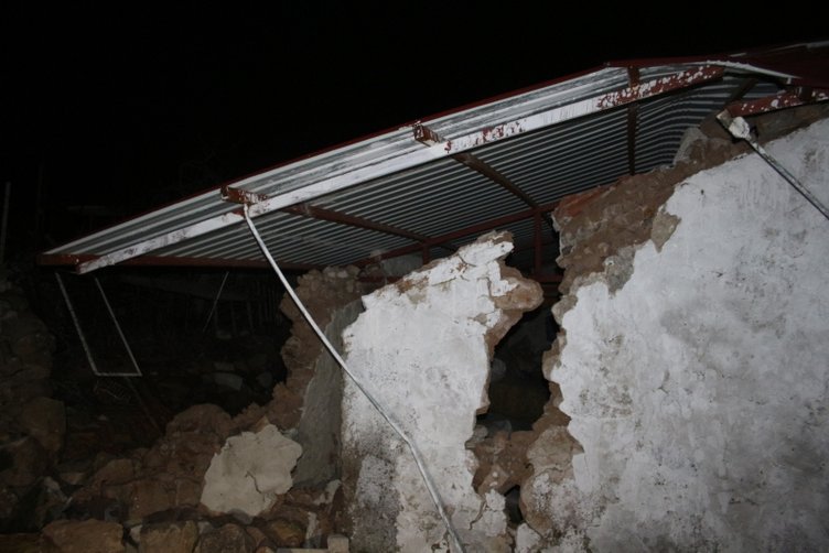 İzmir’de heyelan paniği! 10 evde hasar oluştu, bir ev tamamen yıkıldı