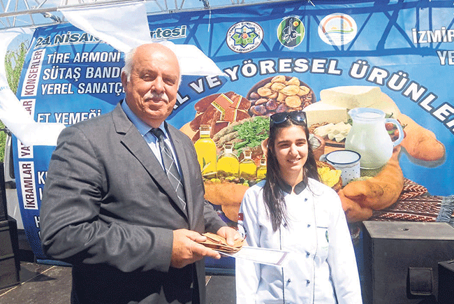 Tire Belediye Başkanı Tayfur Çiçek, yarışmacılara ödül verirken...