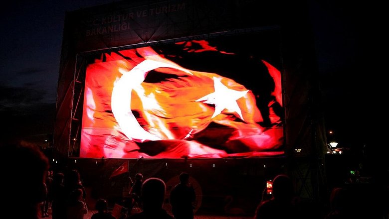 İzmir’de Cumhuriyet coşkusu! Tarihi saat kulesine yansıtıldı