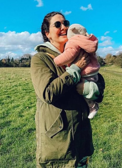 Oyuncu Bergüzar Korel kızı Leyla ile pozunu paylaştı