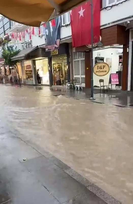 Çeşme’yi su bastı! Sağanak, yaşamı olumsuz etkiledi