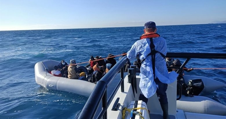 İzmir’de Yunan ekiplerin ölüme terk ettiği göçmenler kurtarıldı