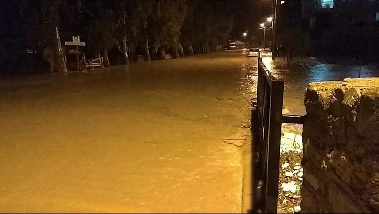 Foça’yı sel vurdu! Sokak ve caddeler suyla doldu