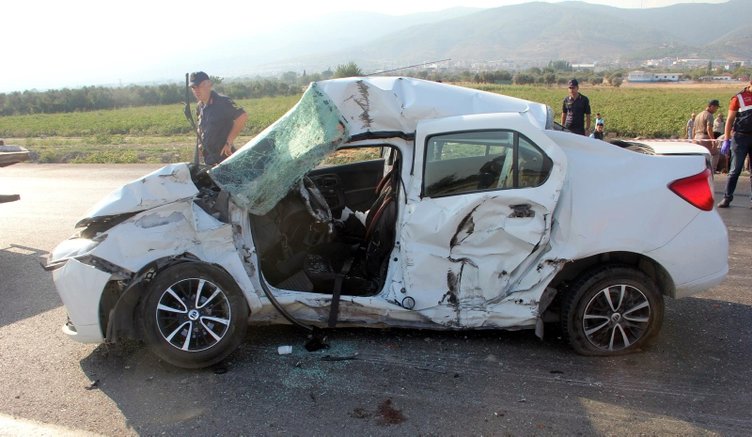 İzmir Kınık’ta feci kaza! Kamyon otomobile çarptı