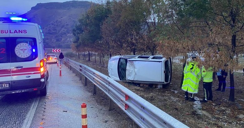 Manisa’da bariyerlere çarpan araç yan yattı: 1 yaralı