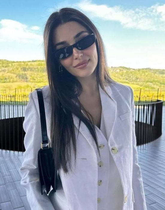 Hande Erçel’in ayakları sosyal medyada gündem oldu!