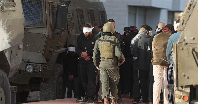 İsrail askerleri Batı Şeria’da en az 20 Filistinliyi gözaltına aldı