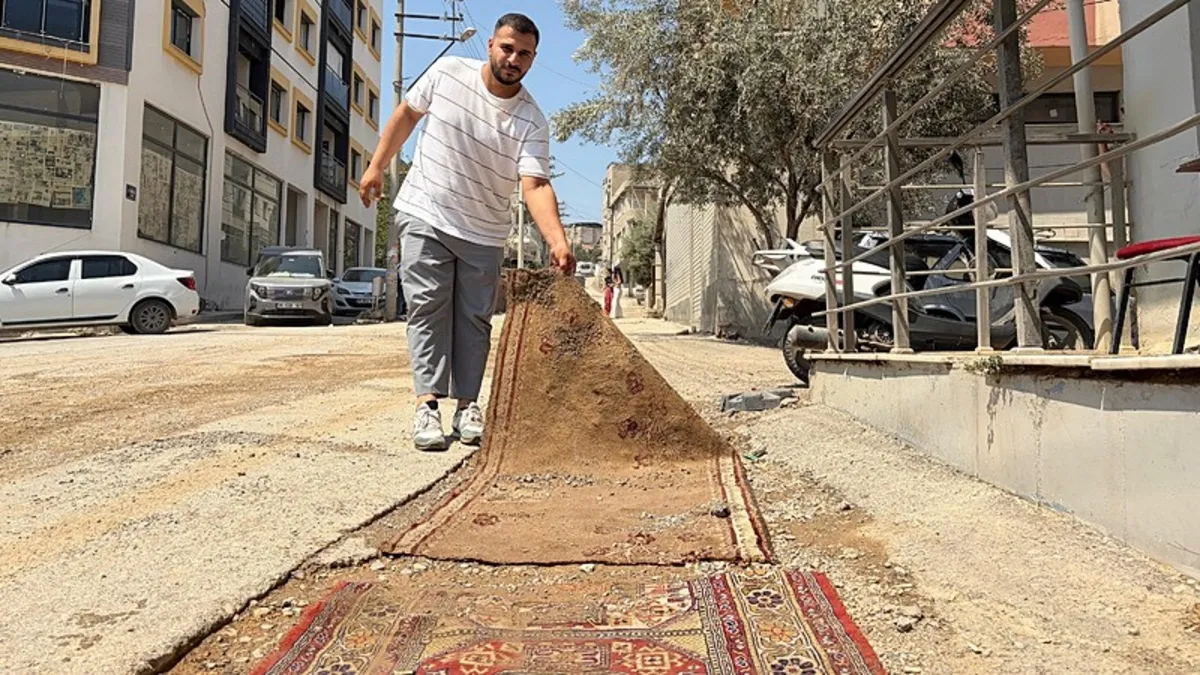 İzmir Bayraklı’da bozuk yollara ’halılı’ tepki: Yollardan dolayı hastalarımızı çıkaramıyoruz