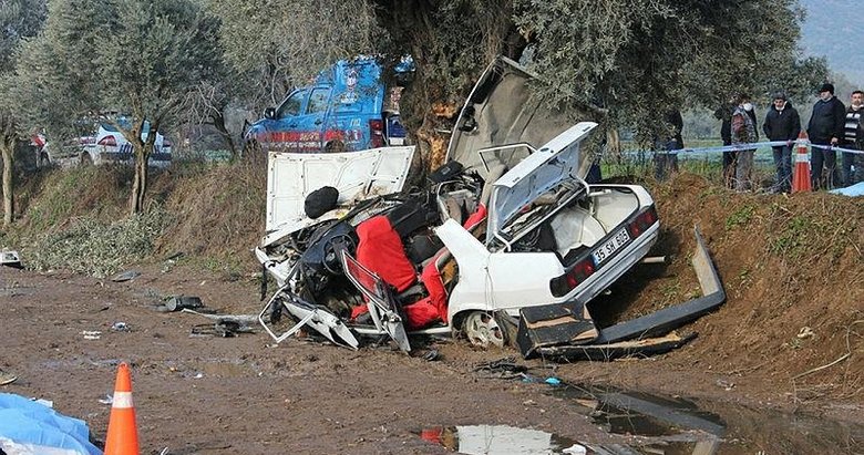 İzmir’de dehşet verici kaza! Ağaca çarpan otomobildeki 2 kişi öldü, 3 kişi yaralandı