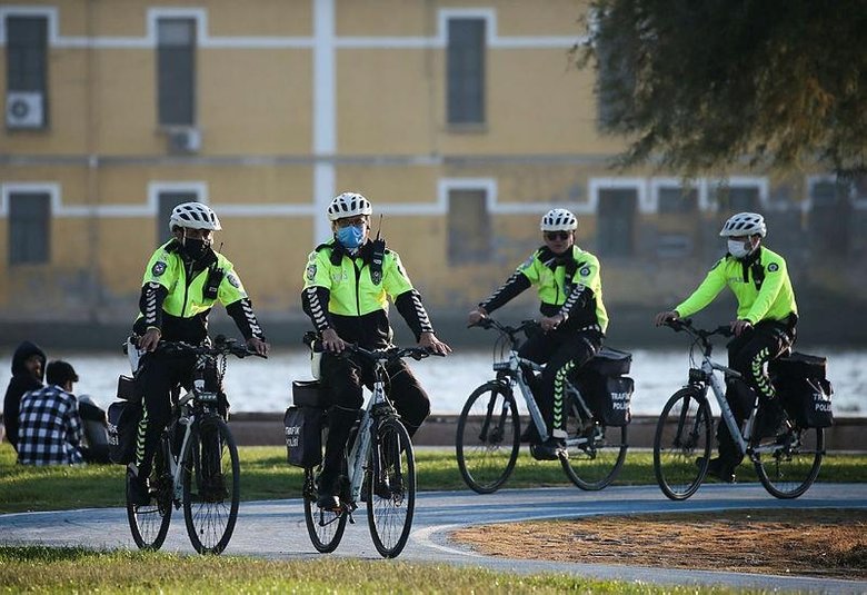 İzmir’in Beyaz Kırlangıçları bisiklet yollarının güvenliği için pedala bastı